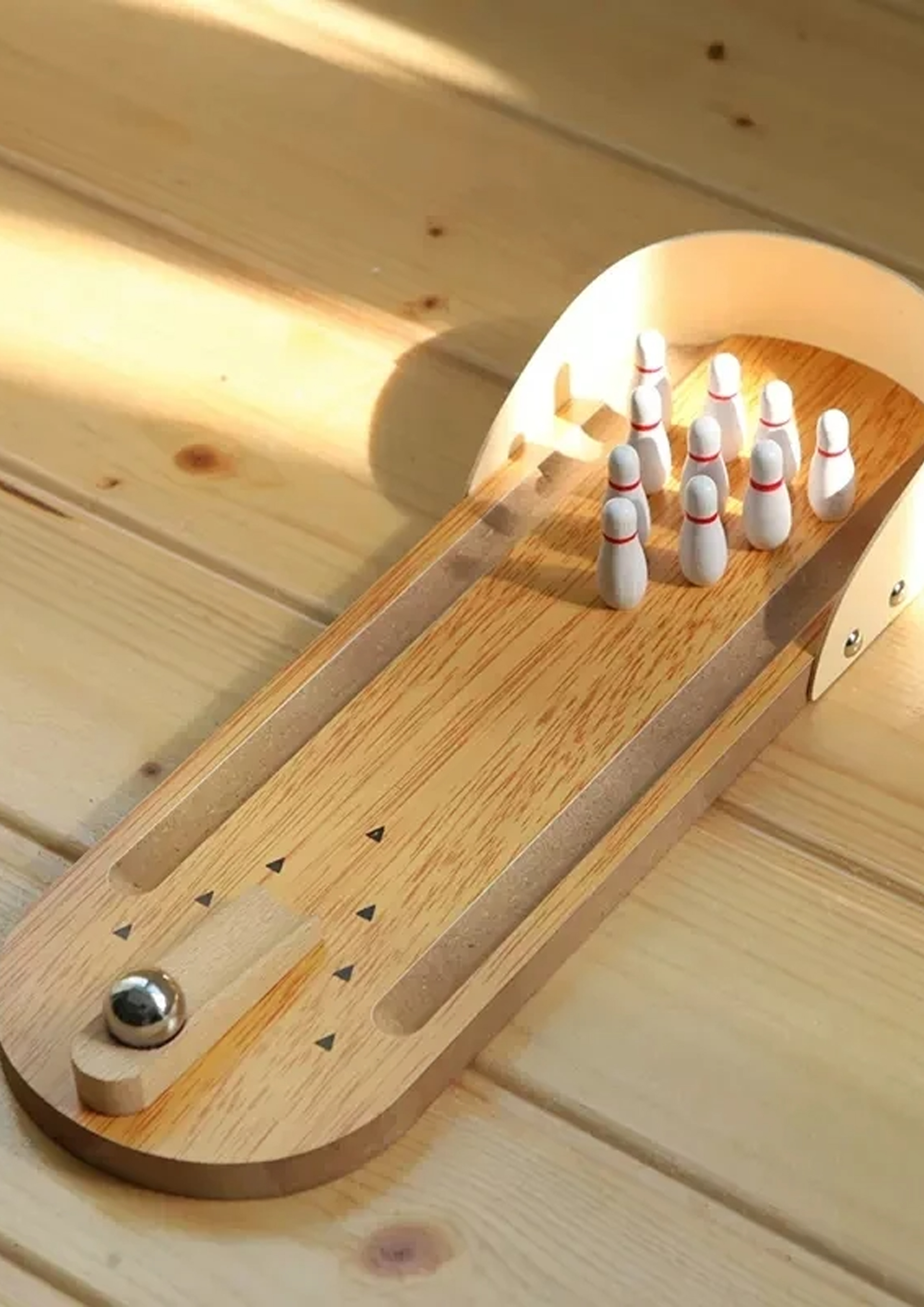 Mini-bordsbowlingset har svepte genom arbetsplatsen och sätter igång en ny trend inom kontorsunderhållning.