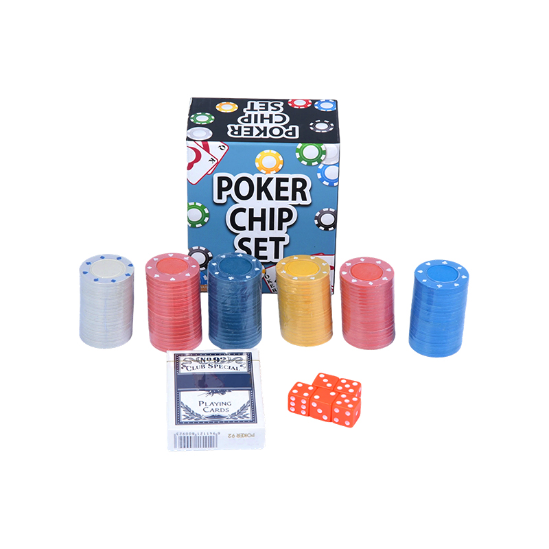 Komplett med färgade marker, spelkort och tärningspokermarker