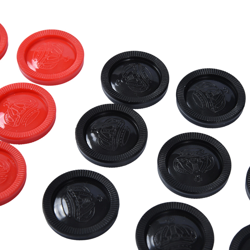 Traditionell damspelmatta med plastskivor