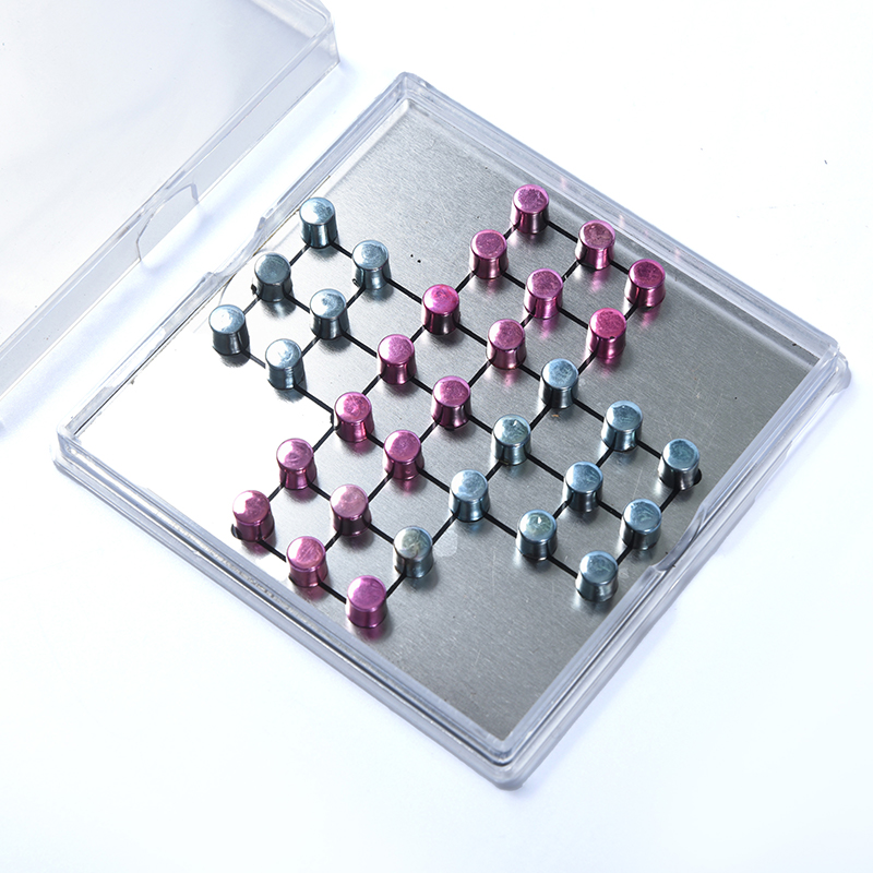 Magnetisk metall Tic-Tac-Toe-set i genomskinligt akrylfodral