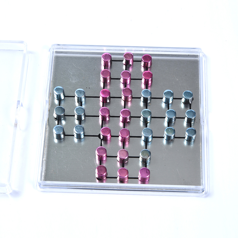 Magnetisk metall Tic-Tac-Toe-set i genomskinligt akrylfodral