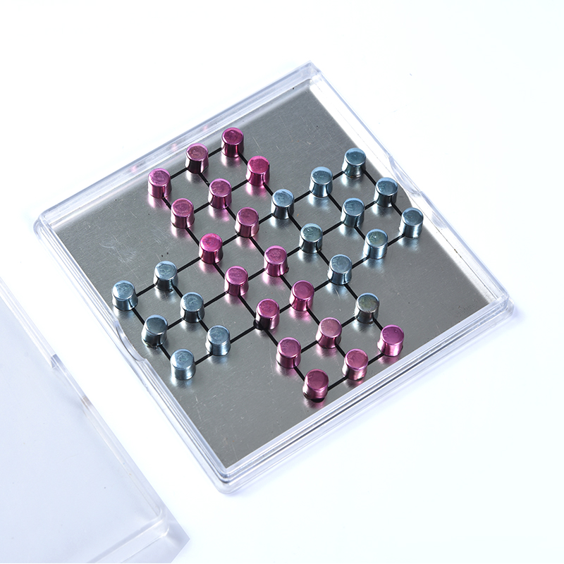 Magnetisk metall Tic-Tac-Toe-set i genomskinligt akrylfodral