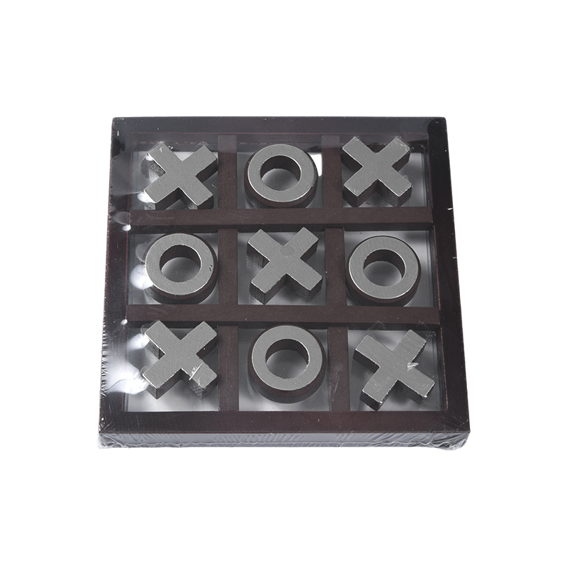 Guldfärgade bitar i mörk ram av trä Tic-Tac-Toe Game