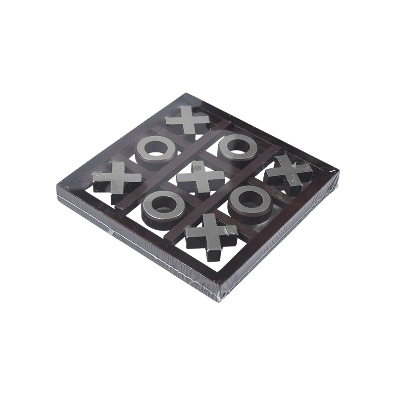Guldfärgade bitar i mörk ram av trä Tic-Tac-Toe Game