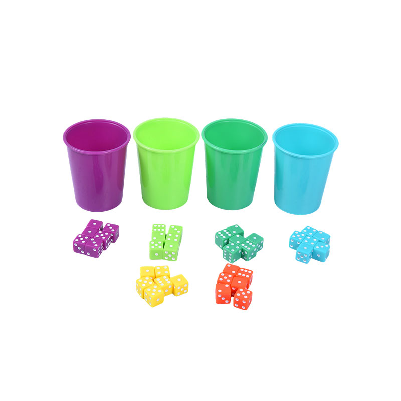Färgglada plastkoppar och tärningar – livfull fest- eller spelset