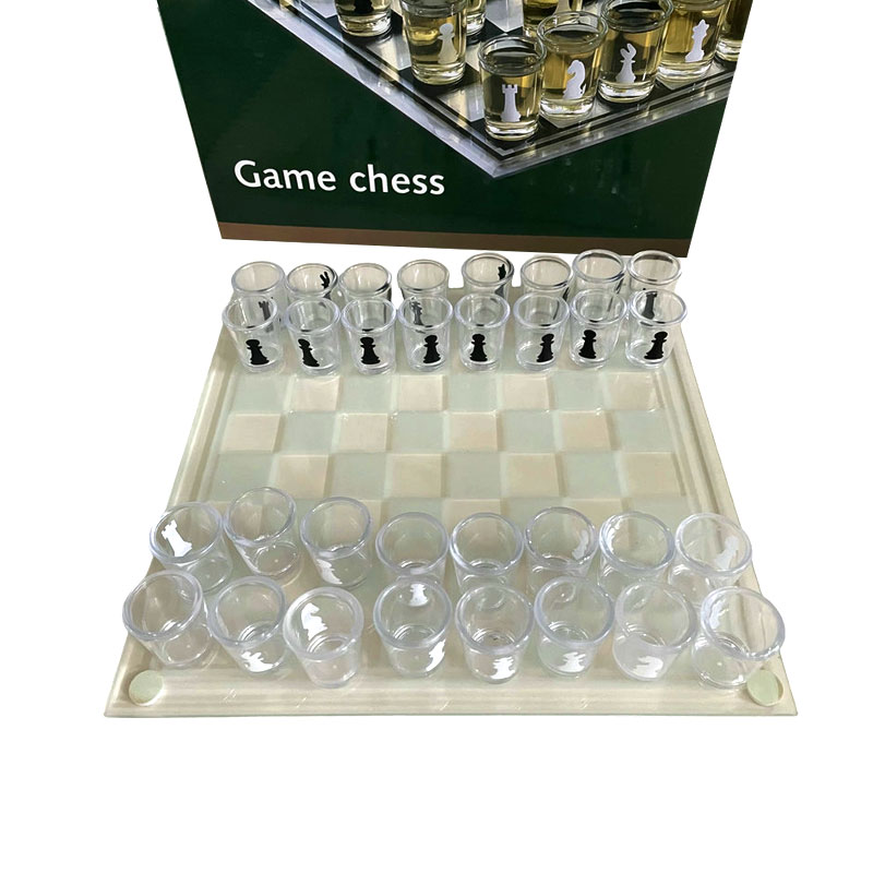 Schackbräde i glas med 32 snapsglas med schackpjäser Shotglasset med schacktema